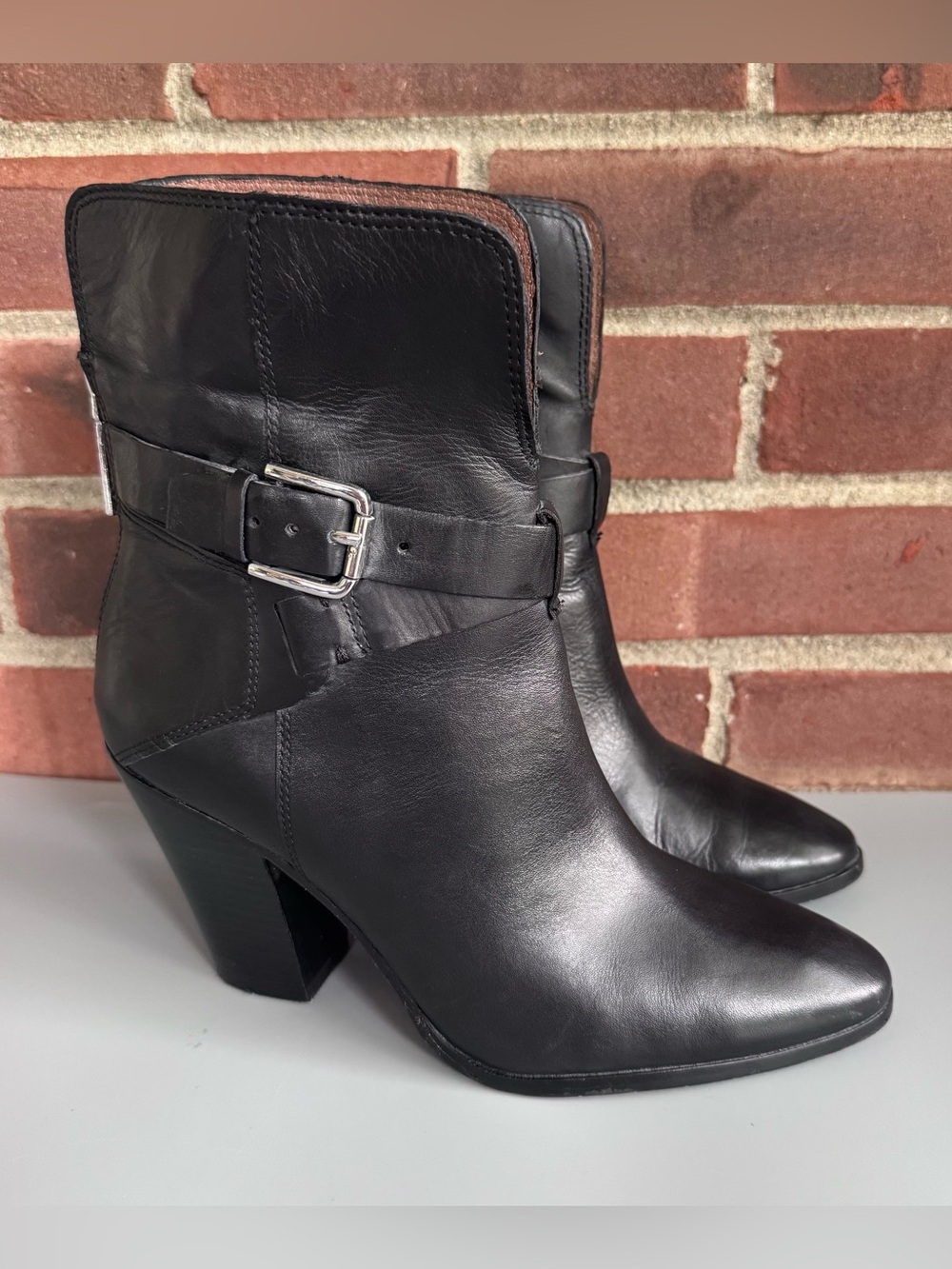 Donald J Pliner Sarje Women’s US 8 Black Leather Ankle Boots Buckle Zip Heeled